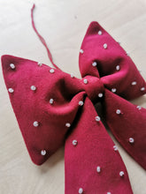 Indlæs billede til gallerivisning Sløjfe - julerødt velour med perler