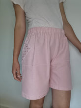 Indlæs billede til gallerivisning Shorts, Lyserød med hardangerbroderi, str. L/XL