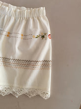 Indlæs billede til gallerivisning Shorts, råhvide med broderi og flæsekant, str. M