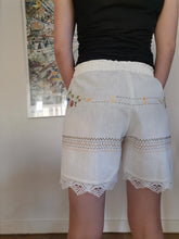 Indlæs billede til gallerivisning Shorts, råhvide med broderi og flæsekant, str. M
