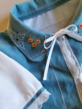 Indlæs billede til gallerivisning Vicky sløjfebluse, støvet blå med broderi - str. M
