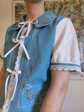 Indlæs billede til gallerivisning Vicky sløjfebluse, støvet blå med broderi - str. M