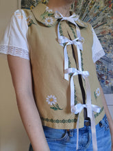 Indlæs billede til gallerivisning Vicky sløjfebluse, olivengrøn med broderede margueritter - str. S