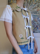 Indlæs billede til gallerivisning Vicky sløjfebluse, olivengrøn med broderede margueritter - str. S