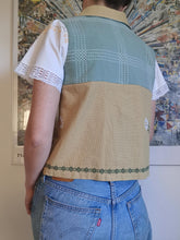 Indlæs billede til gallerivisning Vicky sløjfebluse, olivengrøn med broderede margueritter - str. S