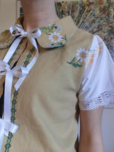 Indlæs billede til gallerivisning Vicky sløjfebluse, olivengrøn med broderede margueritter - str. S