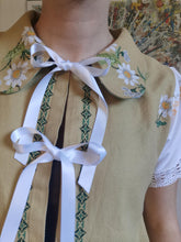 Indlæs billede til gallerivisning Vicky sløjfebluse, olivengrøn med broderede margueritter - str. S