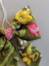 Indlæs billede til gallerivisning Sløjfe - grøn med forårsblomster