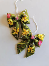 Indlæs billede til gallerivisning Sløjfe - grøn med forårsblomster