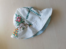 Indlæs billede til gallerivisning Sommerhat, håndbroderet str. 1-2 år