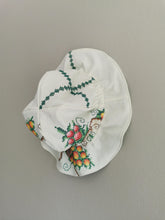 Indlæs billede til gallerivisning Sommerhat, håndbroderet str. 1-2 år