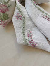 Indlæs billede til gallerivisning Sløjfe - råhvidt hør med pastelbroderi