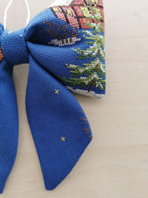 Indlæs billede til gallerivisning Sløjfe - blå med julelandskab og kirke