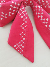 Indlæs billede til gallerivisning Sløjfe - rød med korsstingsbroderi