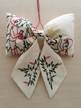 Indlæs billede til gallerivisning Sløjfe - råhvid med broderede nisser der pynter juletræ