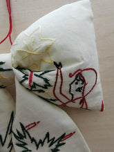 Indlæs billede til gallerivisning Sløjfe - råhvid med broderede nisser der pynter juletræ