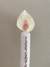 Indlæs billede til gallerivisning Broderet kalenderlys - mørkerøde tal