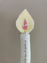 Indlæs billede til gallerivisning Broderet kalenderlys - beige tal