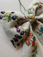 Indlæs billede til gallerivisning Sløjfe - broderede solbær og jordbær