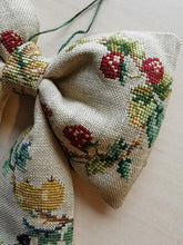 Indlæs billede til gallerivisning Sløjfe - broderede solbær og jordbær