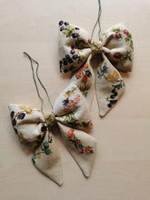 Indlæs billede til gallerivisning Sløjfe - broderede solbær og jordbær