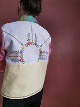 Indlæs billede til gallerivisning Patchwork skjorte - pastelbroderier med svampe - str. L/XL