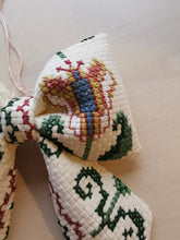 Indlæs billede til gallerivisning Sløjfe - broderede blomster