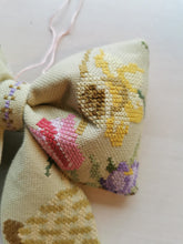 Indlæs billede til gallerivisning Sløjfe - olivengrøn med forårsblomster