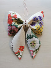 Indlæs billede til gallerivisning Sløjfe - hvid med farverige blomster