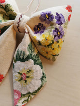 Indlæs billede til gallerivisning Sløjfe - hvid med farverige blomster