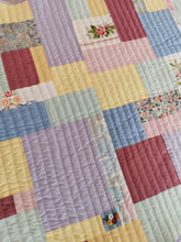 Indlæs billede til gallerivisning Quiltet patchworktæppe, pastelfarver