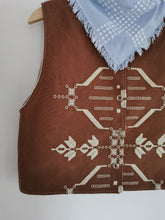 Indlæs billede til gallerivisning Vest, brun håndbroderet, str. 116