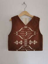 Indlæs billede til gallerivisning Vest, brun håndbroderet, str. 116