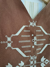Indlæs billede til gallerivisning Vest, brun håndbroderet, str. 116