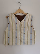 Indlæs billede til gallerivisning Vest, brun håndbroderet, str. 116