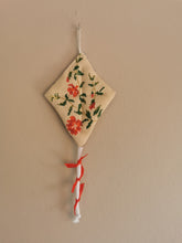 Indlæs billede til gallerivisning Drageophæng med lavendelfyld, håndbroderet og Liberty, rød