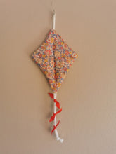 Indlæs billede til gallerivisning Drageophæng med lavendelfyld, håndbroderet og Liberty, orange/lilla