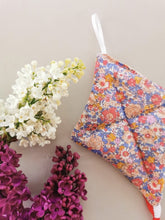 Indlæs billede til gallerivisning Drageophæng med lavendelfyld, håndbroderet og Liberty, orange/lilla