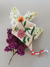 Indlæs billede til gallerivisning Drageophæng med lavendelfyld, håndbroderet og Liberty, orange/lilla