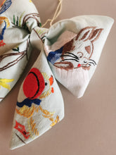 Indlæs billede til gallerivisning Sløjfe - broderede ænder og påskehare
