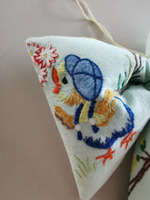 Indlæs billede til gallerivisning Sløjfe - broderede ænder og påskehare
