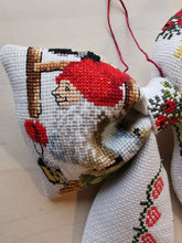 Indlæs billede til gallerivisning Sløjfe - hvid - nisser og hjerter
