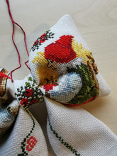 Indlæs billede til gallerivisning Sløjfe - hvid - nisser og hjerter
