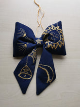 Indlæs billede til gallerivisning Sløjfe - midnatsblå med guldbroderi
