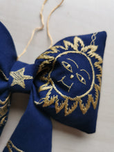 Indlæs billede til gallerivisning Sløjfe - midnatsblå med guldbroderi
