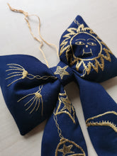 Indlæs billede til gallerivisning Sløjfe - midnatsblå med guldbroderi
