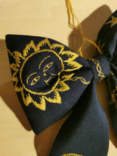 Indlæs billede til gallerivisning Sløjfe - midnatsblå med guldbroderi #2
