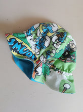 Indlæs billede til gallerivisning Sommerhat syet af genbrugsstof med retro motiv af smølferne
