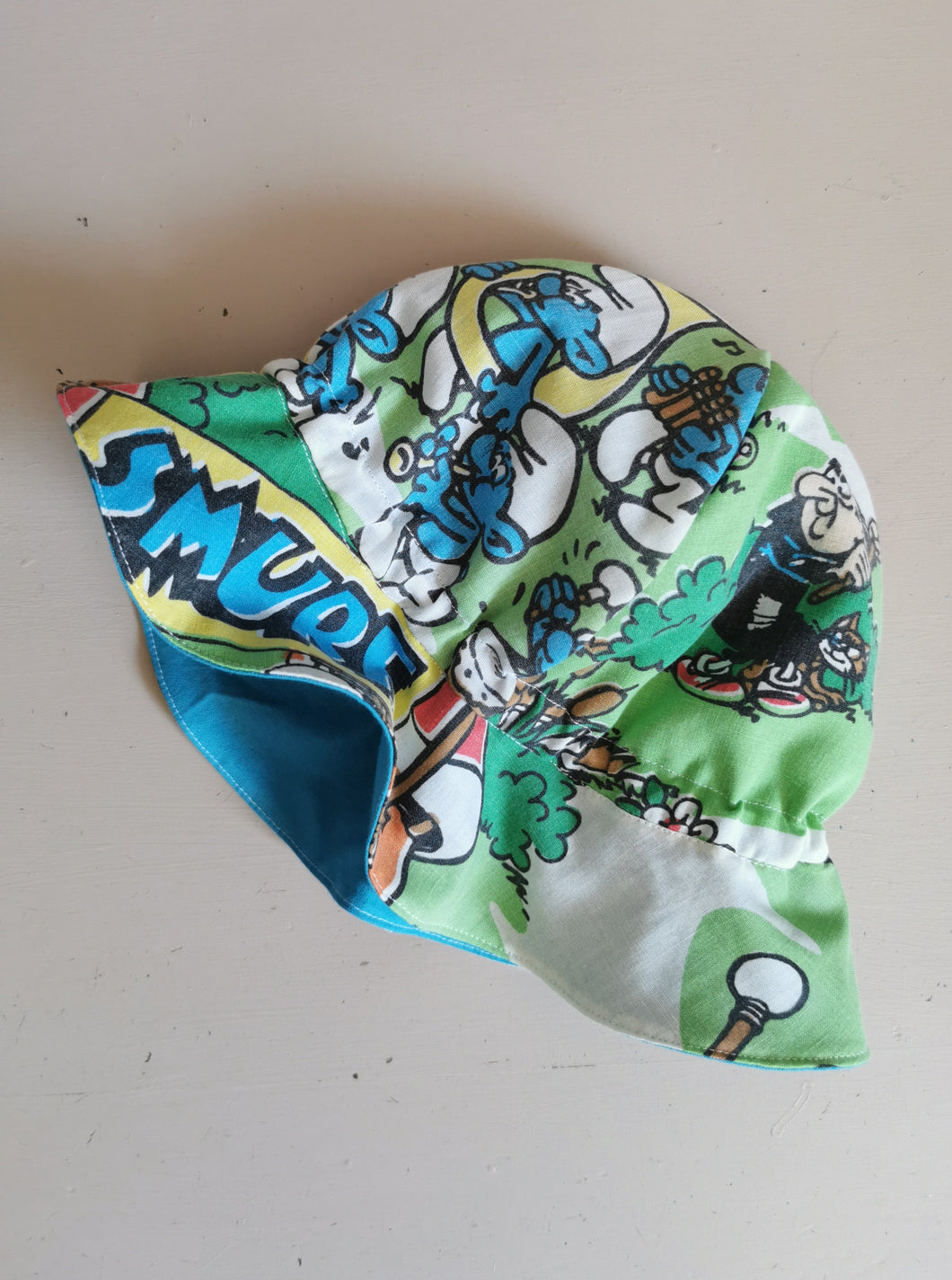 Sommerhat syet af genbrugsstof med retro motiv af smølferne