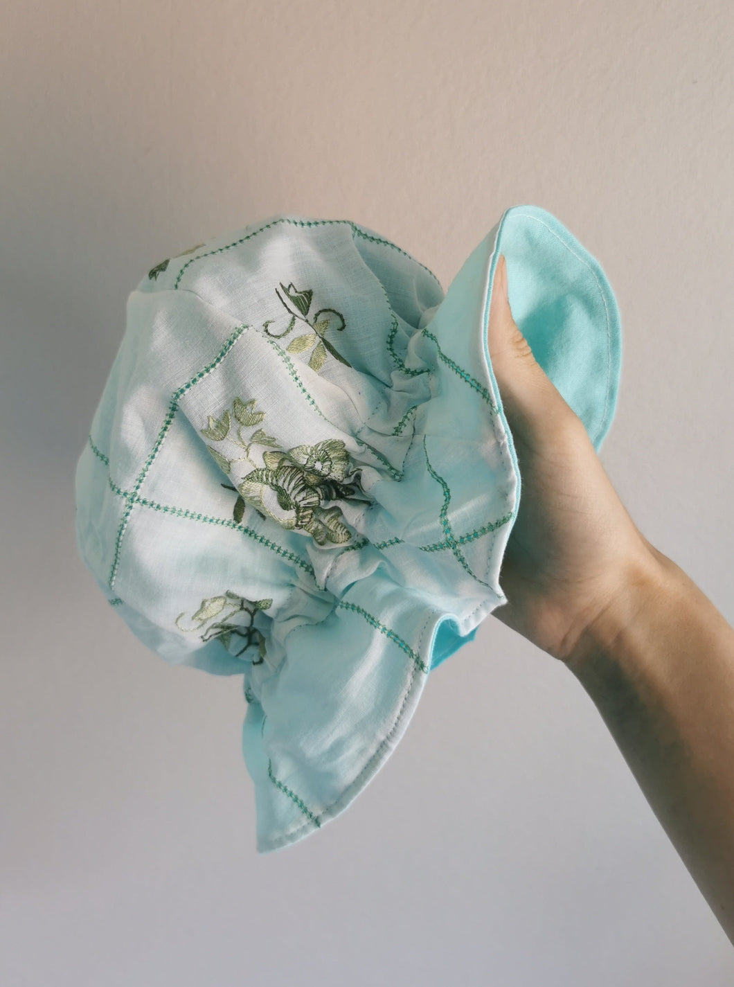 Sommerhat, håndbroderet, str. 6-12 mdr